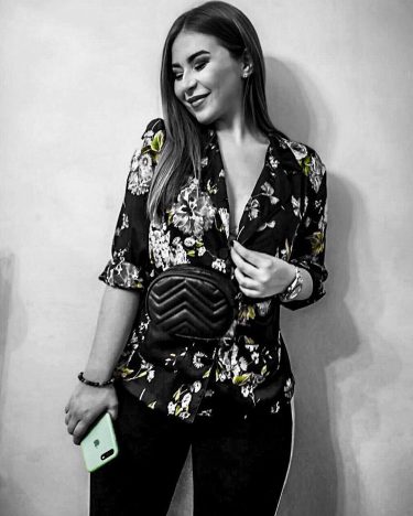 Black & White . . #girl #happyface #travel #instagood #instapic #bnesimppl #blackandwhite #photography #strakeapose…