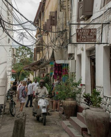 Africa #Tanzania #zanzibar #zanzibarisland #narrowstreet #streetphotography #people #tourist #culture #house #peace #love #myAfricaheritage #bnesimppl