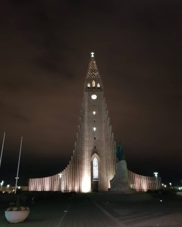 #hallgrimskirkja by night #iceland #iceland???????? #travelphotography #traveling #travel #travelgram #photography #nightphotography #church #lights #traveller…