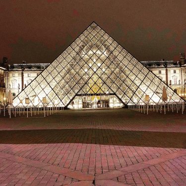 #羅浮宮 #travelgoals #beautiful_world #photooftheday #photographer #travelphotography #louvre #travelgram #bnesimppl #traveldestination #architecture #architecture_hunter #architectural #archilovers…