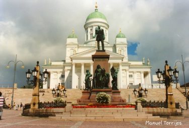 Catedral Lueterana de San Nicolas y Plaza Senaatintori ( Plaza del senado ) con…