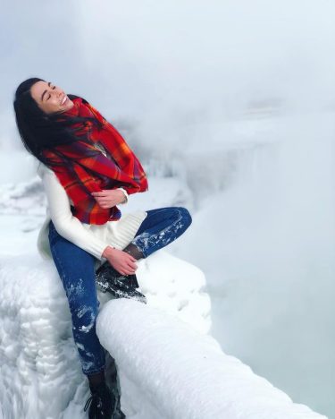 Unbelievable Niagara falls ???????? #canada #niagara #niagarafalls #niagaraparks #winterniagarafalls #girls #brunette #likeme #vscoua #travelholic…