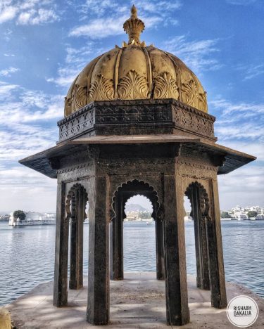 Through the DOME! . . . #citypalace #udaipur #udaipurdiaries #rajasthan_diaries #rajasthan #rajasthan_tourism #natgeoyourshot #natgeotravel…