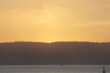 Beautiful aura of sunset behind the . . #vancouver #beaches #sky_captures #sky_sultans #sky_brilliance #everything_imaginable…
