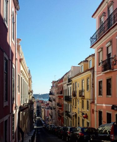 Lisbon colors . . . . . . #openmyworld #travellifedailypic #travelzoo #travelblogger #travelgram #vacation…