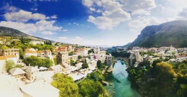 Tak zimno za oknem że wspominam wakacje ????na zdjęciu miasto 2 kultur! Piękny Mostar️…