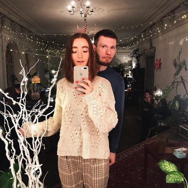 На фоне Стаса лучше виден мой загар,вот почему‍????????Хотя тут не очень виден????‍️????‍️Ладно,он фон создаёт