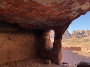 Walking around Petra #petra #wadimusa #cityofmisteries #ilovepetra #wonderful_places #jordan #travelblogger #travel #trip #molaviajar