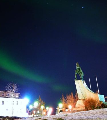 Northern lights at the #leifureiríksson statue in #reykjavik #iceland???????? #iceland #northernlights #photographie #travelphotography #traveling…