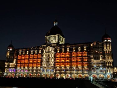 The Taj #tajhotel #gatewayofindia #mumbaidiaries #mumbai_igers #_soimumbai #streetphotography #streetsofmumbai #nightphotography #nightlife #pocof1photography #mobilephotography #mobileclick…