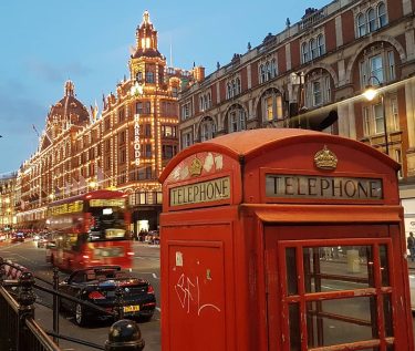 #greatbritain #london #harrods #telephonebox #londyn #wielkabrytania #budkatelefoniczna #travelholics #podróże #city #traveling #bnesimppl