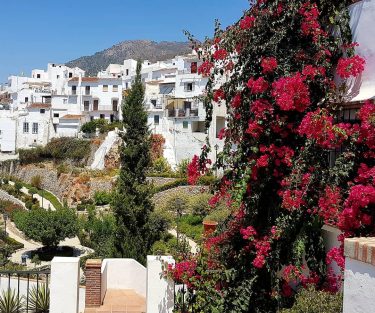Frigiliana – the white village with many flowers in Andalucia / Frigiliana – biała…