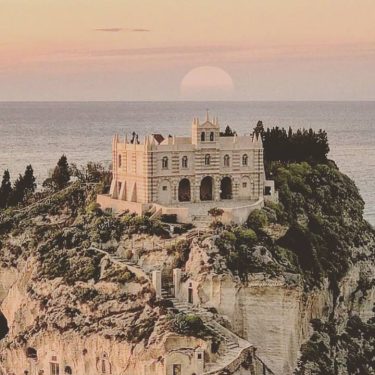 #tropea #calabria #travel #travelblogger #travelgram #travelcalabria #travelcalabriaitaly #italianlandscapes #pictureoftheday #natureandculture #traveltemptation__ #travelife #travelling_europe #travelife_stories…