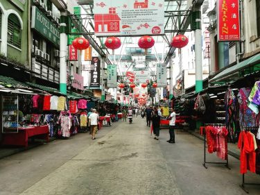 PETALING STREET Hoy nos hemos adentrado en el barrio de Chinatown, por la pequeña…