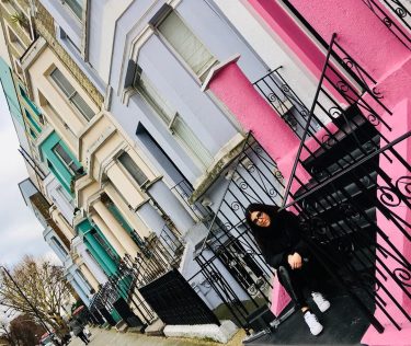 Back to Queen Beth???????? #london #londra #travel #travelgram #brunette #viaggi #viaggiare #travelblogger #traveller #nottinghill…