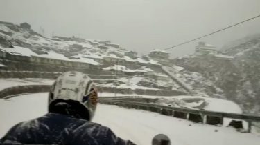 Time 3 pm When the snowfall continued for more than an hr, people told…