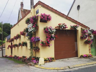 #france #travel #travelphotography #travelblogger #travelgram #roadtrip #europetravel #houses #travel_drops_ #naturesapparel #hello_worldpics #bnesimppl #people #coffee…