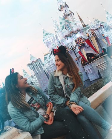 . . . #Disneyland #disneylandcalifornia #lights #disneylandchristmas #travel #traveling #wanderlust #girl #lifestyle #travelawesome…
