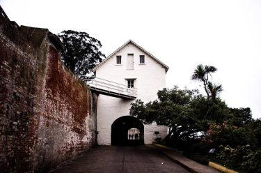 Passato il primo edificio ci si trova davanti a questa casupola dove bisogna entrare…
