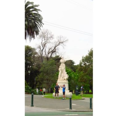 #melbourne #melbournestreetart #melbourneart #melbournetouristguide #melbournecafes #treasurygardens #treasury #morningwalk #morningmotivation #morningroutine #earlymorning #visualart #visualsoflife #visuals…