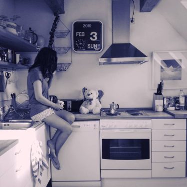 Es ahí. Un domingo cualquiera por la mañana tomando el café. Un momento más…