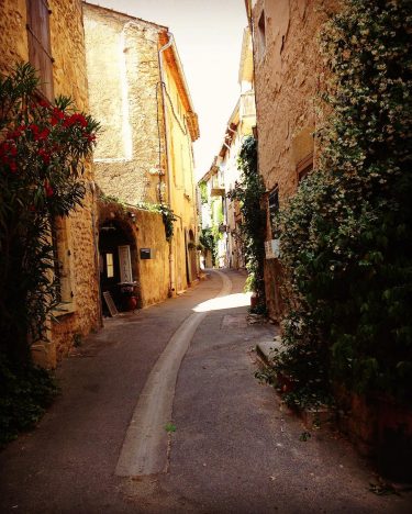 #lourmarin #citiesofdreams #wanderlust #explore #travelbug #traveling #travelgram #travel #sourcedadventures #twmd #littlestreet #bnesimppl #simplethings #wanderingcities…