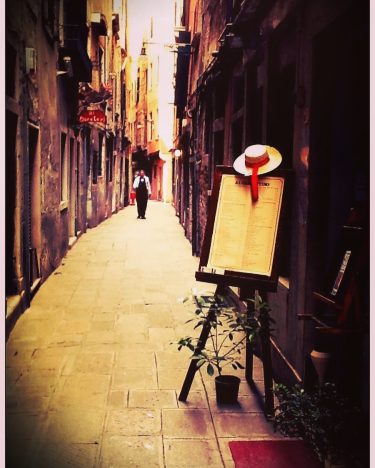 #venice #veniceitaly #venicecanals #italy #italy???????? #italytravel #italytrip #art #alley #colour #colors #clouds #travel #travelphotography…