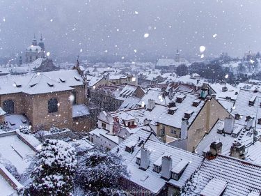 dnešní chumelenice nad Malou wonderful_prague #europestyle_czechrepublic #toppraguephoto #kings_hdr #visitcz #visitprague #canonczsk #discovery_earthpix #discovery #topeuropephoto…