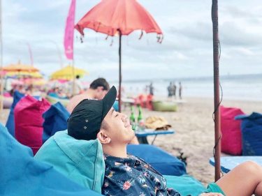 Sleeping is the best therapy. . . #japsjourneys #japitow # traveloko #bali #seminyak #thediscvrr…
