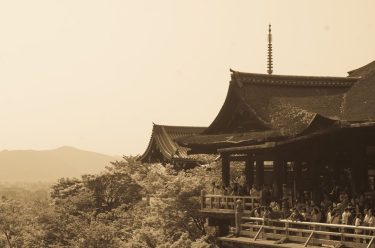 L’expression japonaise « se jeter du Kiyomizu-dera » (清水の舞台から飛び降りる est l’équivalent de l’expression française…