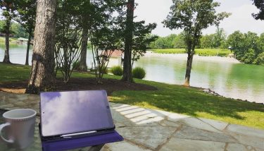 Another digital nomad work day. Where is your favorite place to work? by @laurensingto…