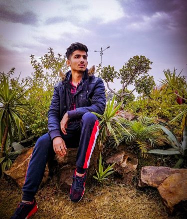 #salmanmirzavlog #travelblogger #winterfashion #shashkay #posing #positivevibes #peace #weather #pakistaniyoutuber #photography #photographer #mirzaproduction #BntaHaBoss #bnesimppl