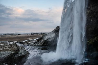 Seljalandsfoss Island ???????? ~~~ #Island #seljalandsfoss #nature #lovetotraveltheworld #travelislife #memories #youmustseeit #bnesimppl #coldweather #youandmearoundtheworld…