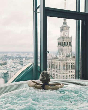 Turn on the bubbles! ????‍️ • • • • • #throwback #jacuzzitime #enjoyingtheview #43floor…