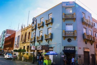 Aguascalientes, México . #aguascalientesmexico #callesdemexico #mexico #mextagram #coloresdemexico #mexicoesmagia #capturamexico #ciudadesdemexicoconhistoria #vivemexico #caminandomexico #travelphotography…