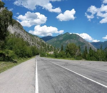 This road calls me to follow. #landscapephotography #roads #mountains #nature #naturephotography #naturelovers #amazingplaces #amazingtrip…