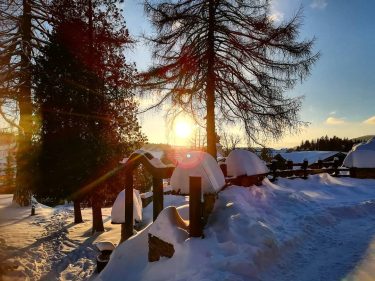 Čarovná dedinka tieto naše Donovaly ️ . . #parksnow #Donovaly #winter #evening #sunset #sunrise_sunset_photogroup…
