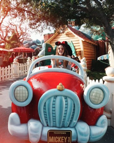 . #Disneyland #disneylandcalifornia #lights #disneylandchristmas #travel #traveling #wanderlust #girl #lifestyle #travelawesome #welivetoexplore #bnesimppl…