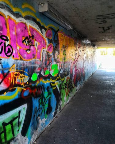 #streetart #streetphotography #the_mobile_gallery #bnesimppl #pic #picoftheday #photo #photooftheday #autumn #winter #wintersun #travelgram #photography #tunnel…