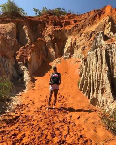 ???? #backpackingvietnam #travelingvietnam #travelbloggerlife #gypsysoul #travelphotography #travellingthroughtheworld #theglobewanderer #fairystream #redsand #muine #vietnam #travelblogger #travelgram…
