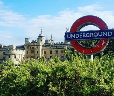 Underground in front of Tower of London Metro przed twierdzą w Londynie #london #londyn…