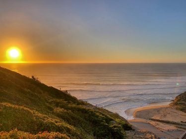 Chegar a casa é isto . . . #life #sun #sunset #sunsets_captures #sunsets #ericeira…