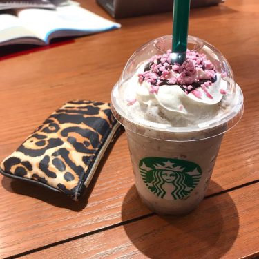 ロマンティックカスタマニアフラペチーノ . #starbucks #romantic #coffee #個人事業主 #フリーランス #ネット #インターネットビジネス #情報発信 #instamood #travelgram #bnesimppl…