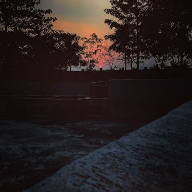 It’s still a game of hide and seek! #letsguide #sunset #soltitude #travelbug #traveladdict #digitalnomad&hellip;