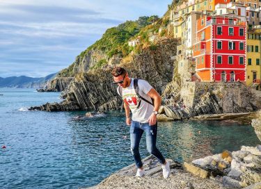 Les Cinque Terre!!… Tu sais, ces 5 villages mythiques, accrochés à la montagne, avec vue directe…