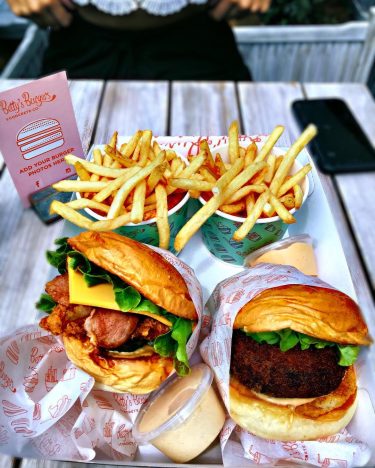 ️Valentine’s Day scranning️ . . . . . . #aussie_images #???????? #australia #sydney #burger…