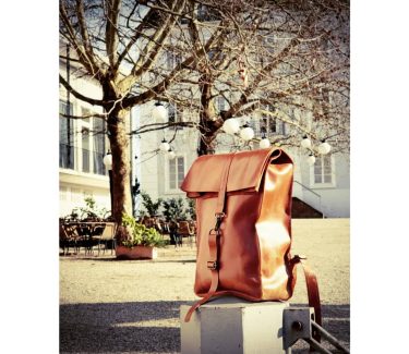 An easy to carry, beautifully constructed, full grain leather unisex backpack-The DÖTCH 107 is…
