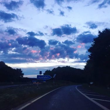Wir bleiben wach bis die Wolken wieder lila sind . . . #livingandgreening #Germany…