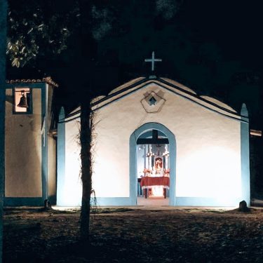 ???????? Igrejinha de Caraíva ainda mais charmosa à noite . . ???????? Church in…