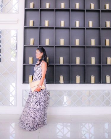 in a summer dress タイのウェディングは、 結婚式よりも婚約式の方が とっても大事。 ウェディングパーティは 日本でいうと二次会のような… . . ステイ先のホテルの レセプショニストさんたち、 ラウンジのステイ客の方々、…